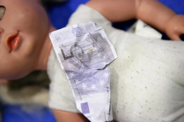 Boneca e notas de euro partidas encontradas no lixo — Fotografia de Stock