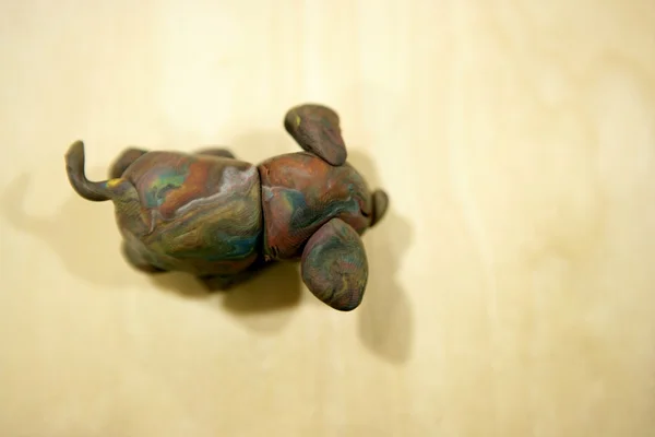 かえで木の上の塑像用粘土茶色犬 — ストック写真