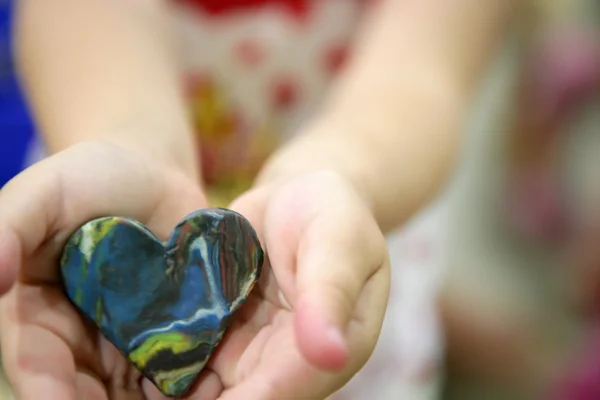 Пластилин-коричневое и синее абстрактное сердце — стоковое фото