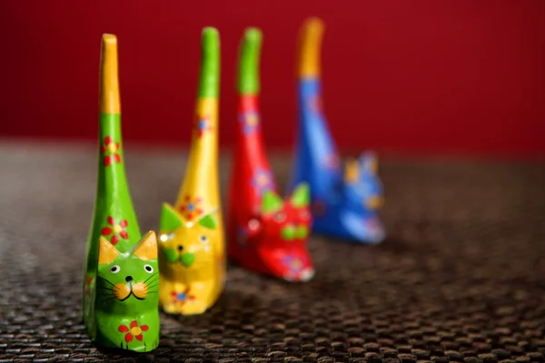 Cztery handcraft koty w kolorach nadal nad Obrus — Zdjęcie stockowe