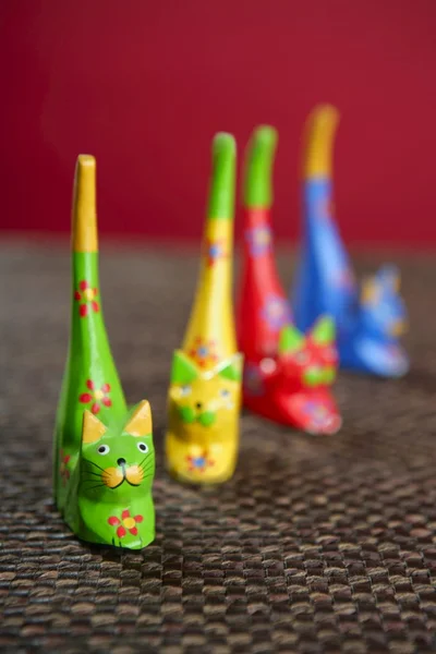Quattro gatti artigianali in colori ancora sopra la tovaglia — Foto Stock