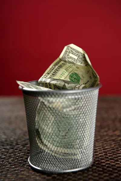 Billetes en dólares en la basura — Foto de Stock