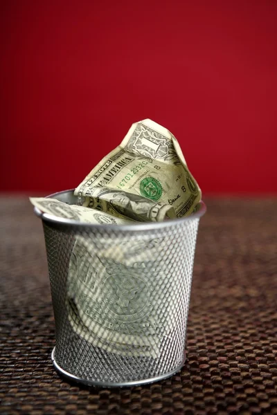 Dollar sedlar på papperskorgen — Stockfoto