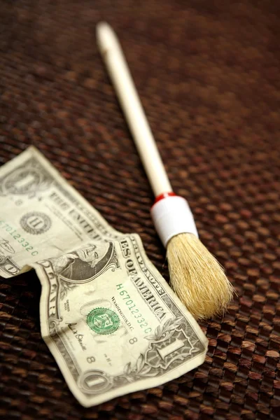 Limpe o dinheiro preto, nota de dólar e escova — Fotografia de Stock