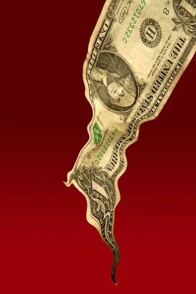 Одна купюра рідкого долара падає на червоний фон — стокове фото