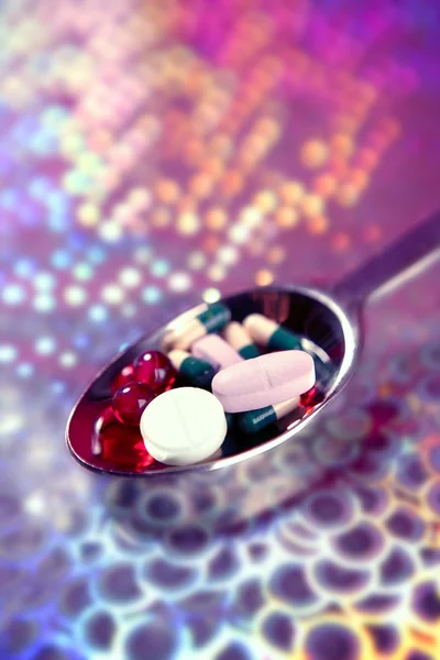 Срібна ложка, повна ліків таблетки — стокове фото