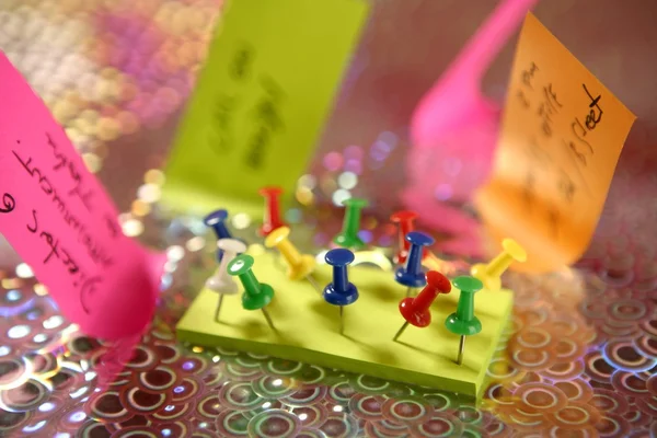 Notas de cor adesiva com pino colorido — Fotografia de Stock
