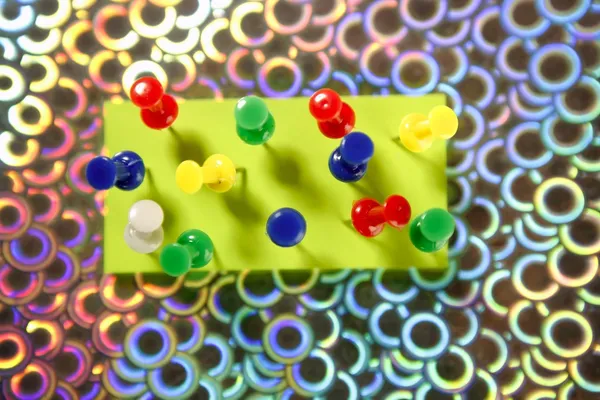 Zelfklevende kleur notities met kleurrijke pin — Stockfoto