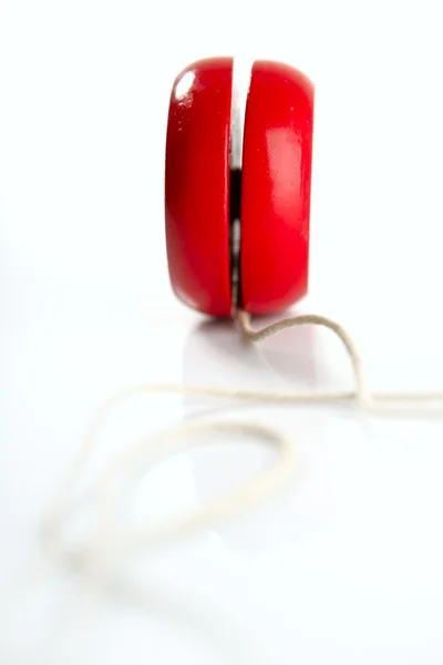 Červené yoyo s nití nad bílá — Stock fotografie