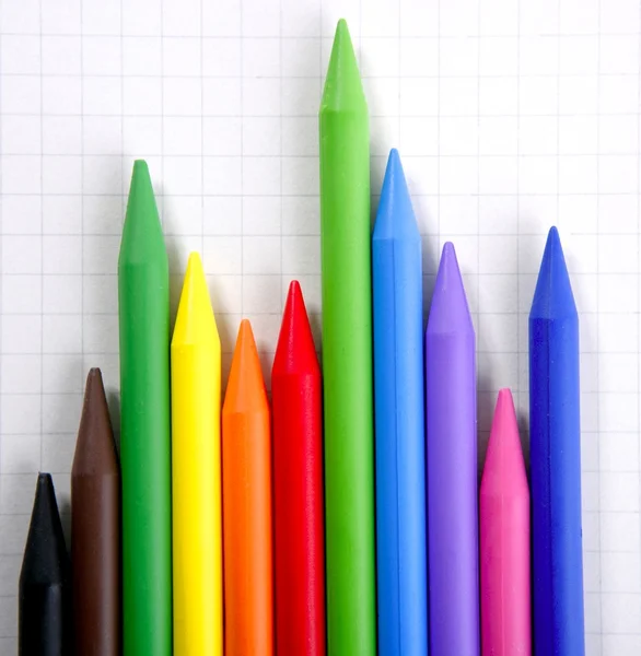 彩色铅笔图形图表，收入报告 — 图库照片