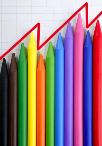 Színes ceruzák grafikus ábra, jövedelem-jelentés — Stock Fotó