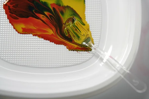 Verf kleurrijke meng met een plastic vork — Stockfoto