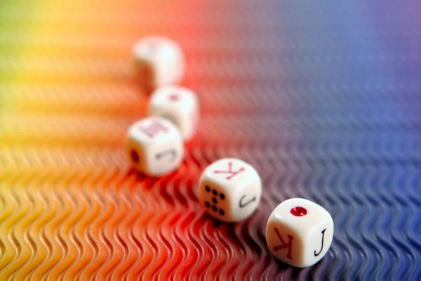 Pokerové kostky barevné pozadí — Stock fotografie
