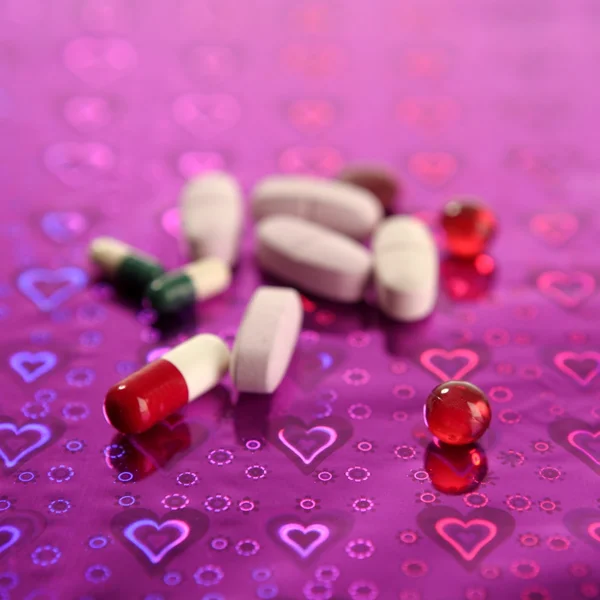 Медицинские таблетки над голографическим фиолетовым — стоковое фото