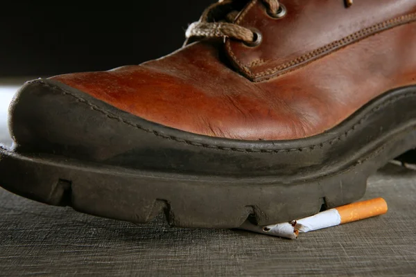 Zerbrochene Zigarettenstange durch Stiefel — Stockfoto