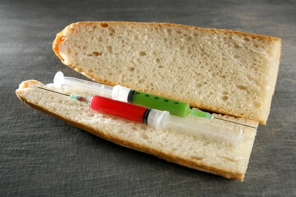 Deux seringues dans un sandwich au pain — Photo