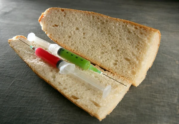 Duas seringas em um sanduíche de pão — Fotografia de Stock