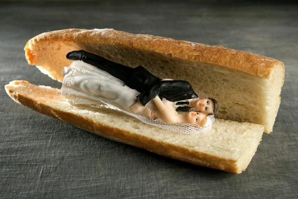 Wedding figurine in a bread sandwich — Stock Photo, Image
