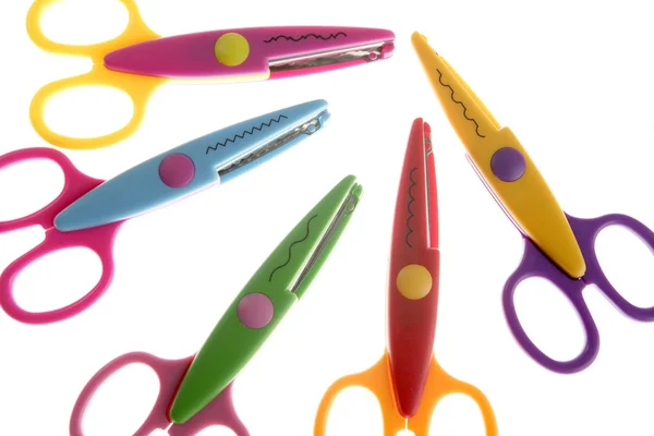 Weinig student kleurrijke Kunststofleidingknipper — Stockfoto