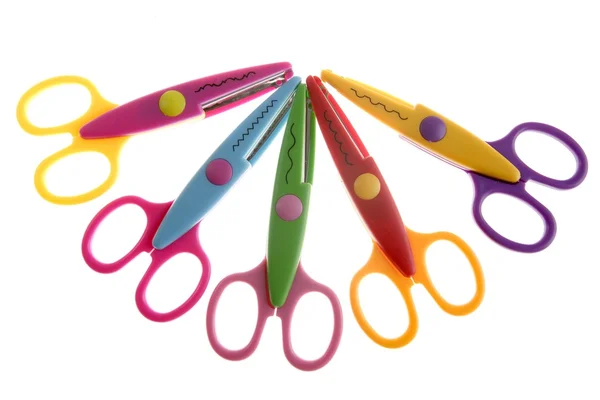 Маленькие студенческие разноцветные пластиковые ножницы — стоковое фото