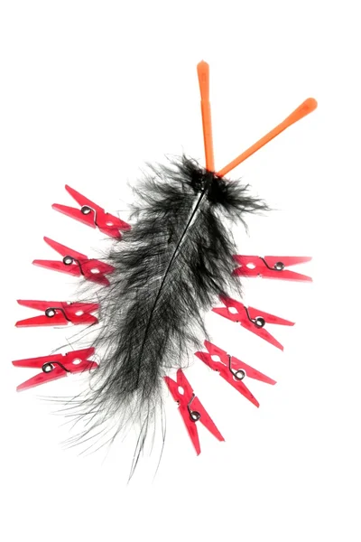 Смешной жук, сделанный из шпильки и перьев. — стоковое фото