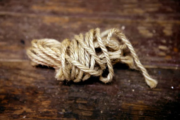 Oude spoel van draad over leeftijd houten — Stockfoto