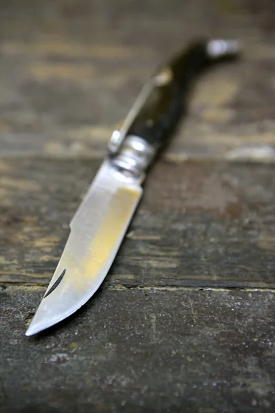 Ручна зброя відкритого ножа — стокове фото