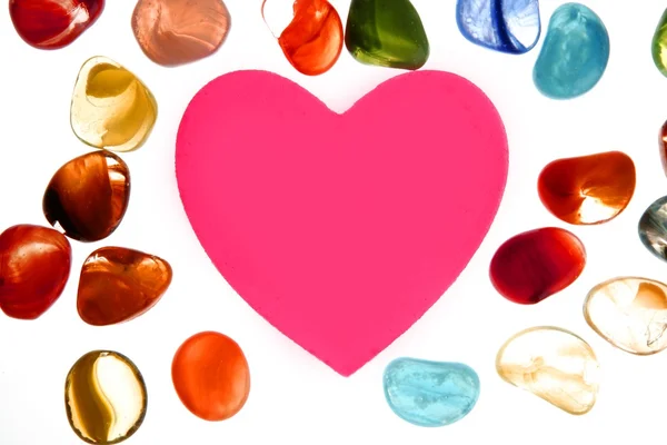 Καραμέλα καρδιά του Αγίου Βαλεντίνου με γυάλινες πέτρες γύρω από — Φωτογραφία Αρχείου