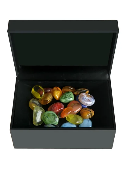 Färgstarka glas stenar i en svart låda — Stockfoto
