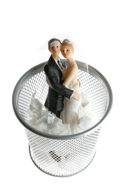 Estatueta de casamento no lixo de papel — Fotografia de Stock