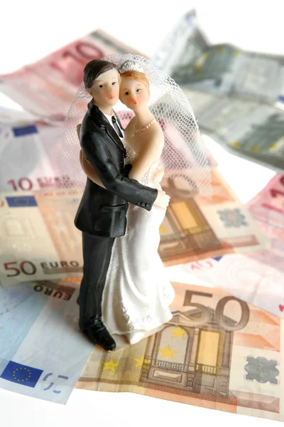 Bruiloft paar beeldje over eurobiljetten — Stockfoto