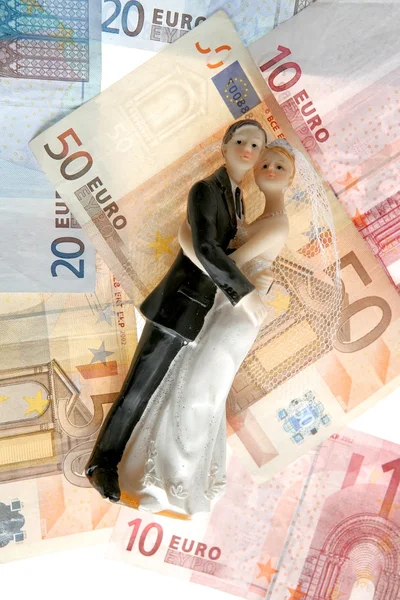 Casamento figurine casal sobre notas de euro — Fotografia de Stock