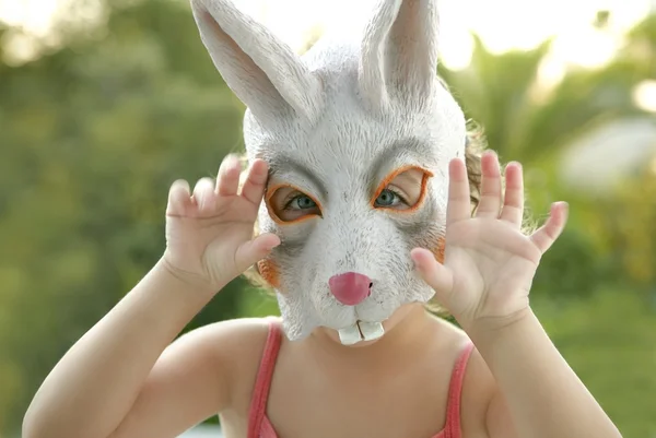 蹒跚学步女孩与兔白色面具 — 图库照片