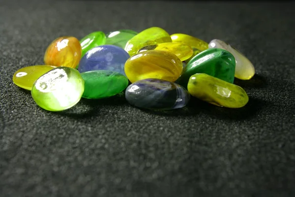 Zelené a žluté barevné skleněné kameny — Stock fotografie