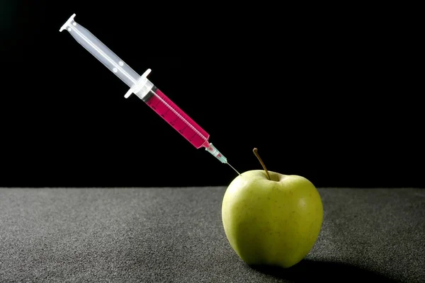 Manipularea Apple cu seringă — Fotografie, imagine de stoc