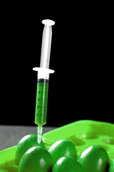 Manipularea ouălor modificate verzi cu seringă — Fotografie, imagine de stoc