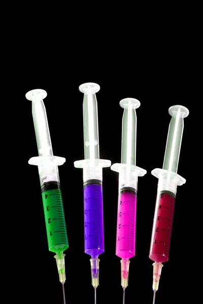 Set de seringi colorate, sănătate, medicină, peste negru — Fotografie, imagine de stoc