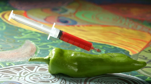 Zelený pepř manipulace s injekční stříkačkou — Stock fotografie
