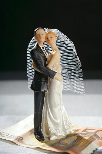 Svatební pár figurku a eura Poznámka — Stock fotografie