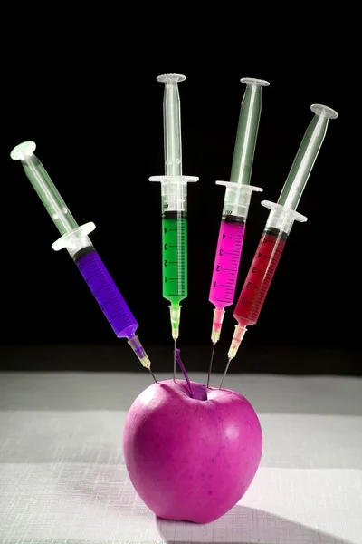 Manipulação de maçã com seringas — Fotografia de Stock