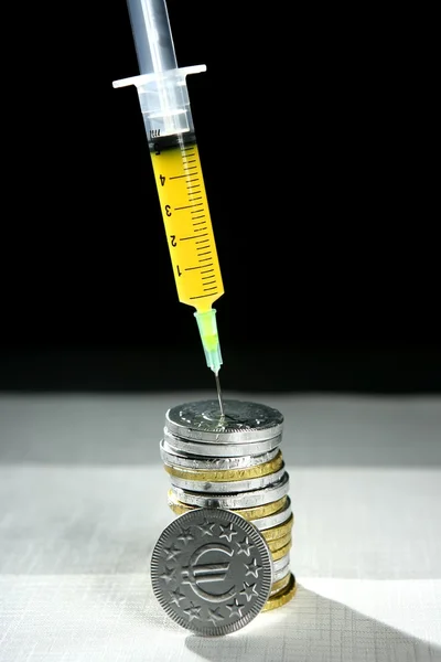 Injeção de seringa de moeda euro, metáfora financeira — Fotografia de Stock