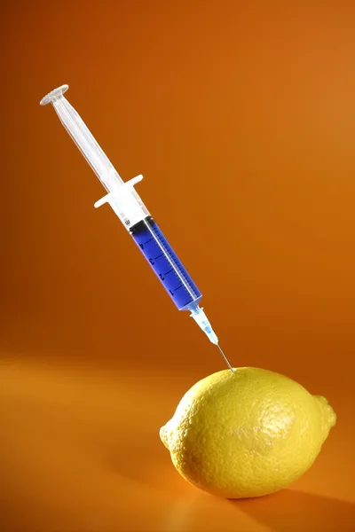 Manipulación de pepino con jeringaşırınga ile limon manipülasyon — Stok fotoğraf