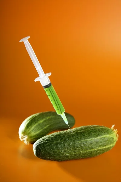 Manipulation du concombre avec seringue — Photo