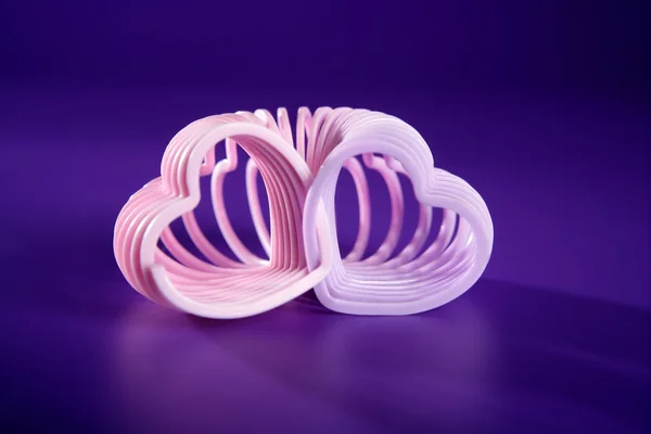 Corazón rosa sobre púrpura — Foto de Stock