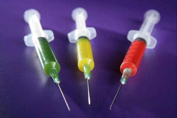 Set siringhe colorate, salute, medicina, vaccino — Foto Stock