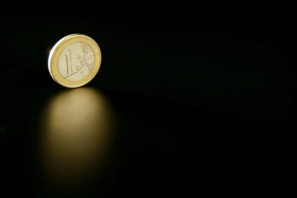 Moneda euro macro moneda con reflexión — Foto de Stock