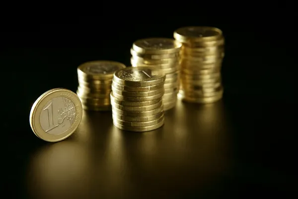 Στήλες κέρμα νομίσματος ευρώ με χρυσές αντανακλάσεις — Φωτογραφία Αρχείου