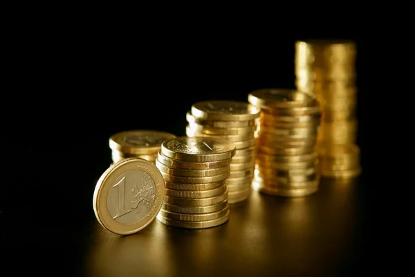 Euro-Münzsäulen mit goldenen Spiegelungen — Stockfoto