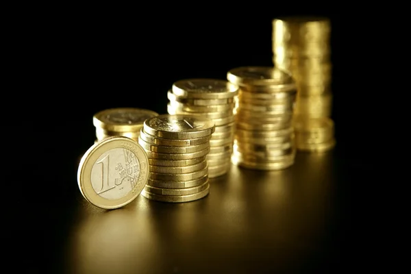 黄金の反射とユーロ通貨コイン列 — ストック写真