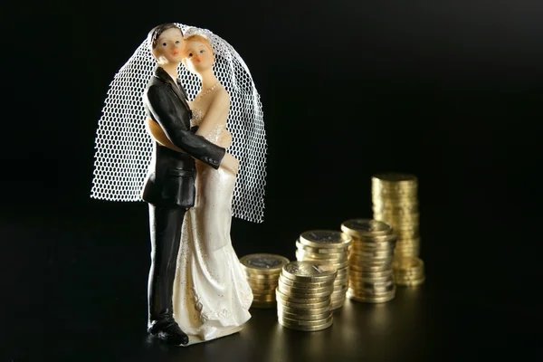 Figura pareja de boda y monedas de oro —  Fotos de Stock